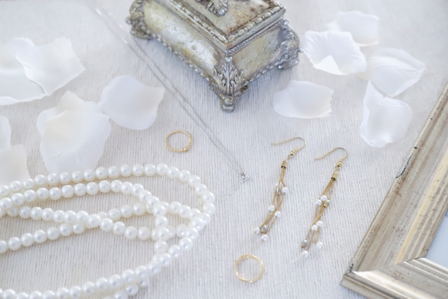 自分へのご褒美リングやピアス、遊び心あるハンドメイドアクセサリーを販売 アクセサリーの種類について